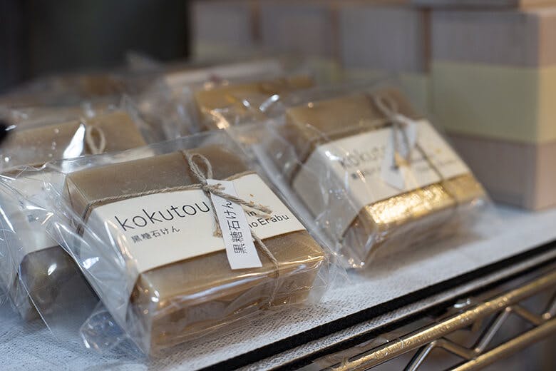 黒糖屋|透明なパッケージに入った「黒糖石けん」