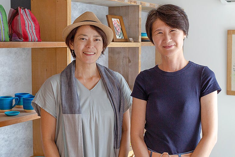 tituti（ティトゥティ）｜スタッフの宮城さんと紅型作家の田中さん