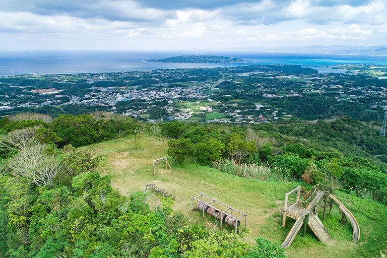 地元キッチン｜遠くに古宇利島を望む「乙羽岳森林公園」展望台からの眺望