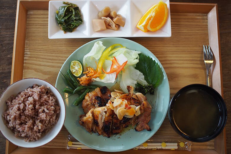 caFe木箱（カフェきばこ）｜鶏のにんにく照り焼き定食
