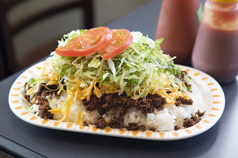 キングタコス 金武(きん)本店|お皿に山盛りのタコライス