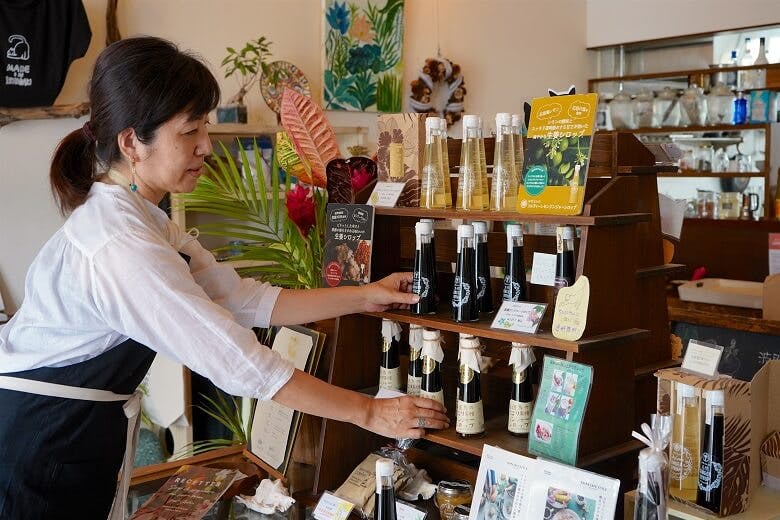 ハワイアングロット|棚を整理する店主の加藤さん