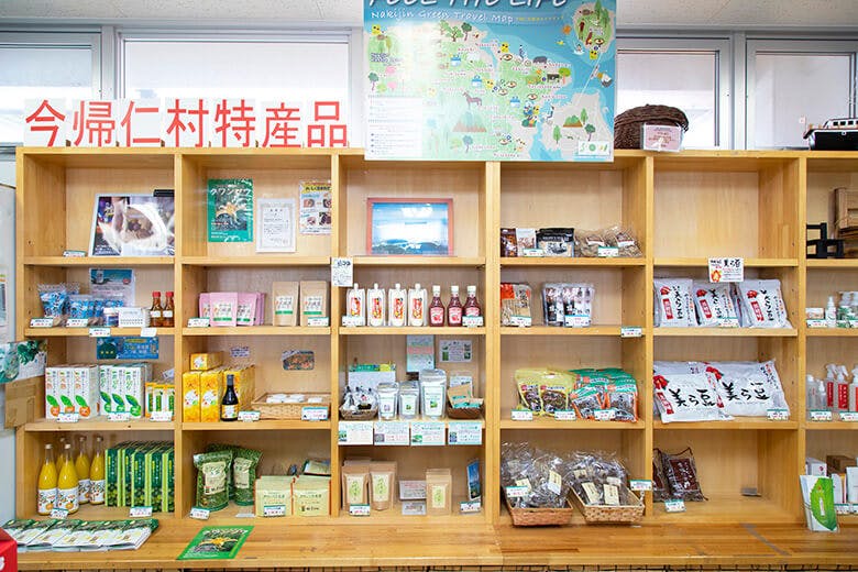 橋の駅リカリカワルミ｜今帰仁村特産品の棚