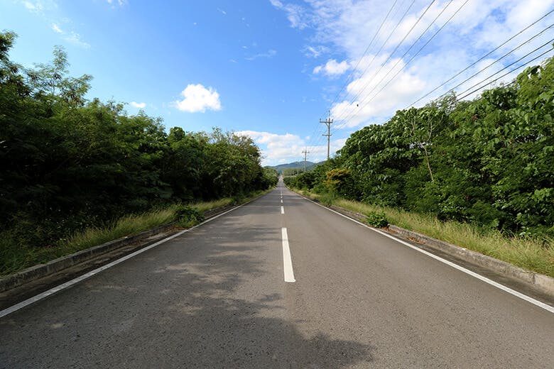 平久保崎灯台|目線の奥まで伸びる真っ直ぐな道路