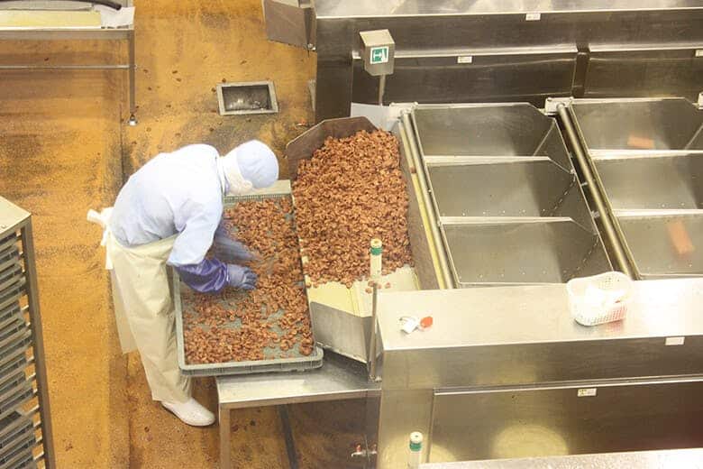 上間商店|工場内で作業をするスタッフ