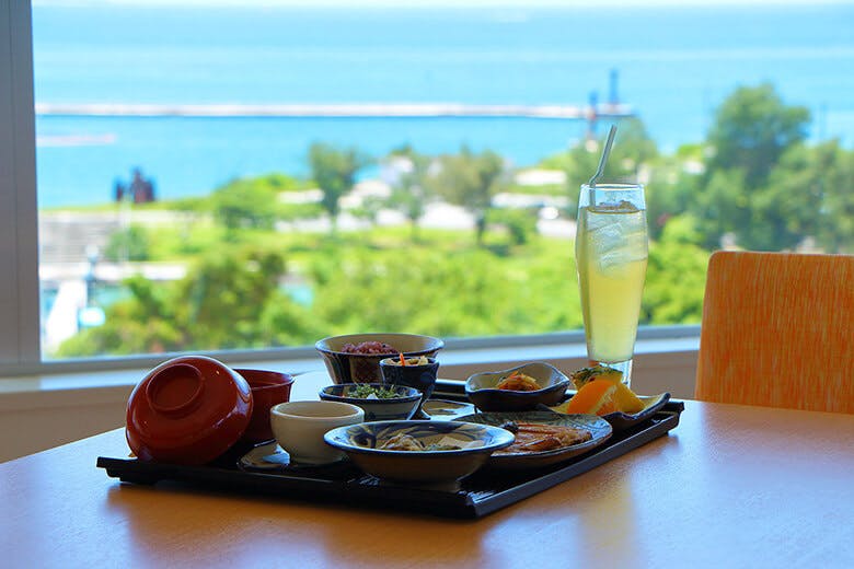 もとぶ元気村|テーブル席からのオーシャンビュー