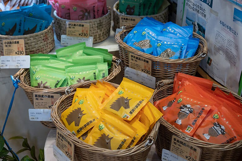 黒糖屋|カラフルなパッケージに収められた、県内各地の黒糖