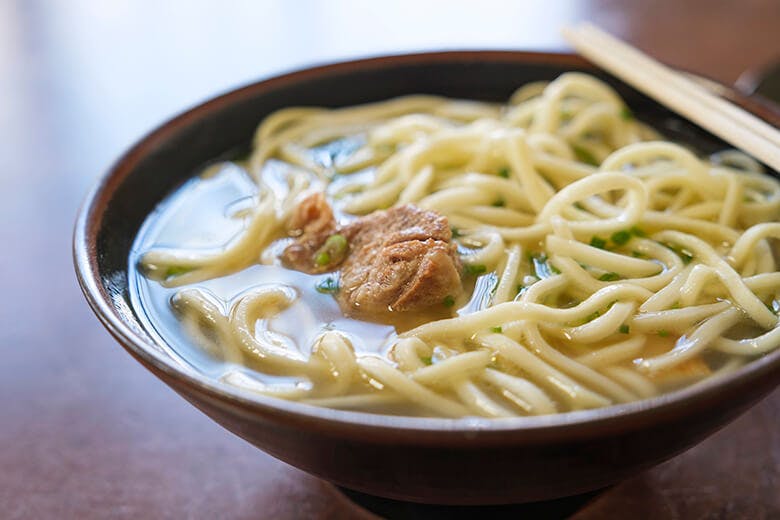 大和（だいわ）食堂｜麺の下に隠された宮古そばの具