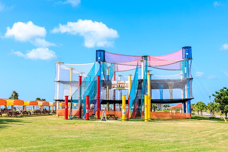 オリオンECO美らSUNビーチ｜敷地内にある巨大なアスレチック施設「ちゅらネットパーク」