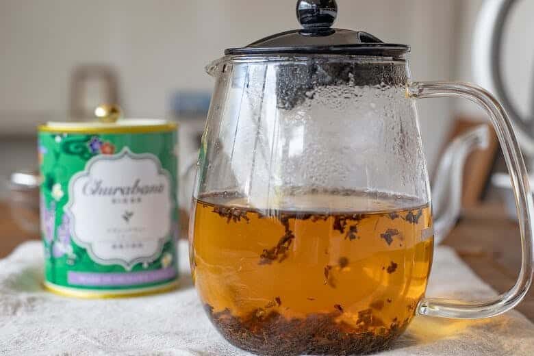 美ら花（ちゅらばな）紅茶｜茶葉が抽出されていく様子