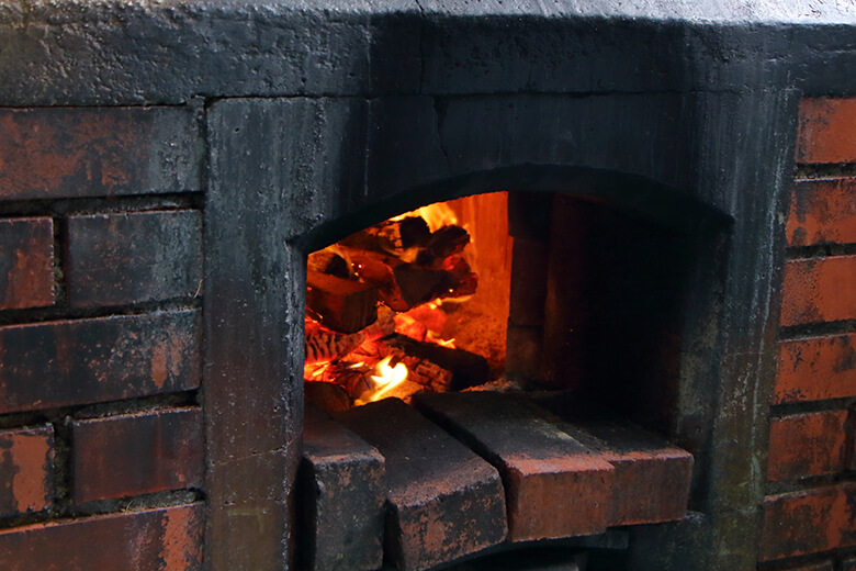 きしもと食堂(本店)|麺をゆでる窯を薪で沸かす