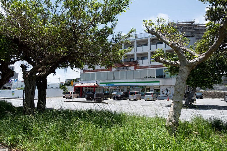 パイナガマビーチ|ビーチ近くにあるコンビニ