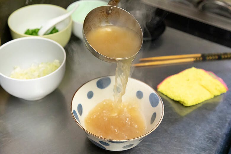 3丁目の島そば屋|どんぶりに注がれるスープ