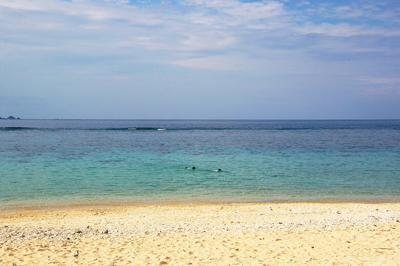 米原ビーチ（よねはらびーち）｜シュノーケリングしている子供
