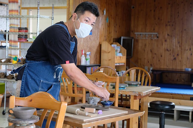 太陽が窯(てぃだががま)|陶芸体験をサポートしてくれる男性スタッフ