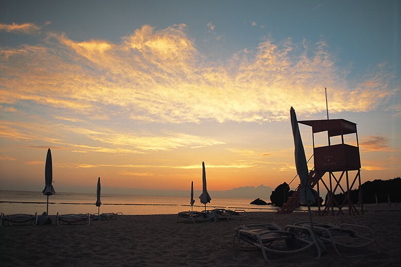 ニライビーチ｜サンセットに染まるビーチ