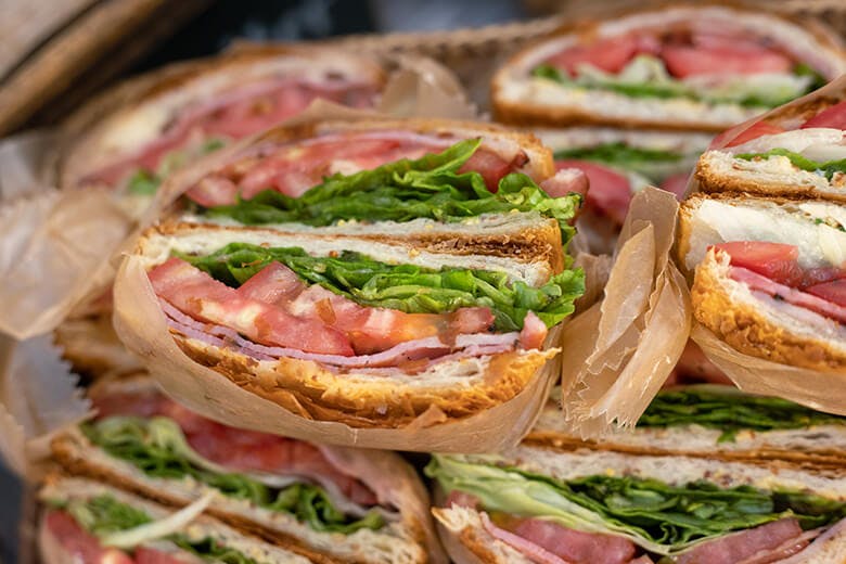 いまいパン｜人気No.2　デニッシュ生地のパンに季節の県産野菜を挟んだ「B.L.Tサクサクデニッシュサンド」