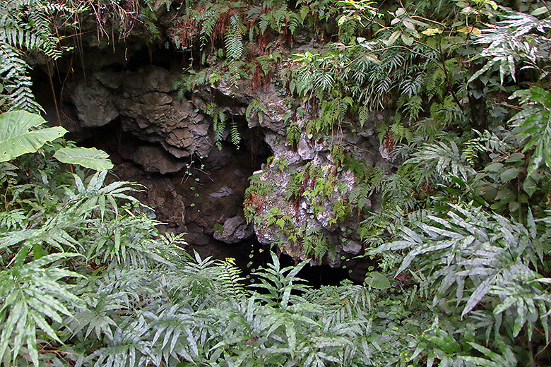 ガンガラーの谷「イナグ洞」