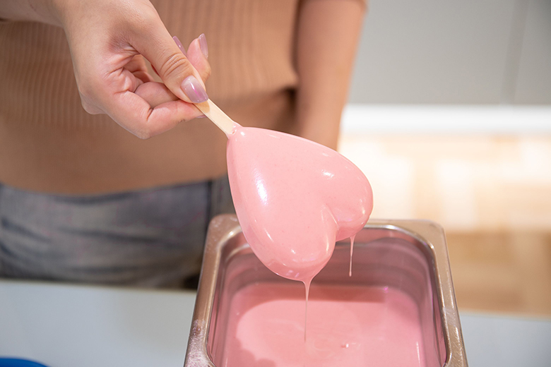 アイスバー作り体験|ピンクのチョコが滴るアイスバー