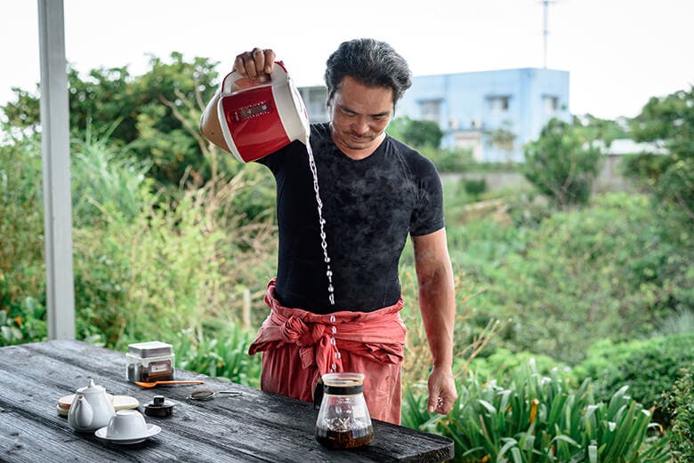 山城紅茶(やましろこうちゃ)|紅茶を淹れる3代目の山城直人さん