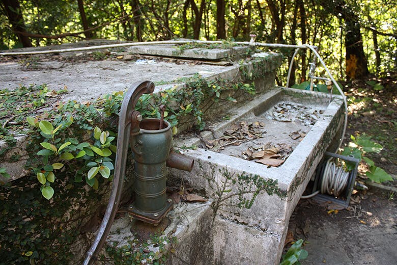 ハコニワ｜レトロな手押し式の水ポンプや水洗い場