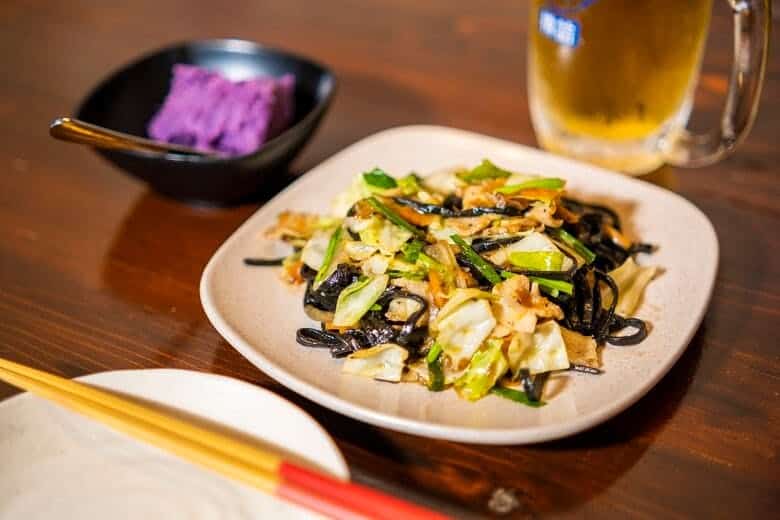 「あかがーら」|イカスミ焼きそば