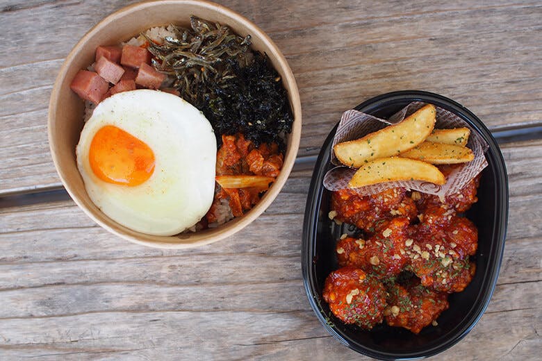 南の駅やえせ|韓国屋台「韓屋」目玉焼きの乗った料理