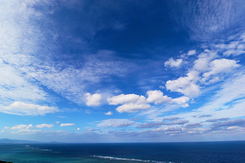 平久保崎灯台|丘から見渡す青空と青い海