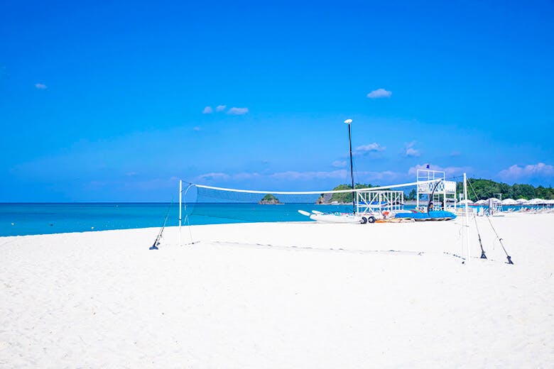 オクマビーチ|青空に映える真っ白なビーチバレーのコート