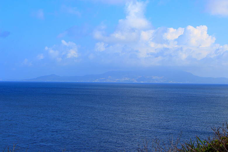 「万座毛」から見える本部半島