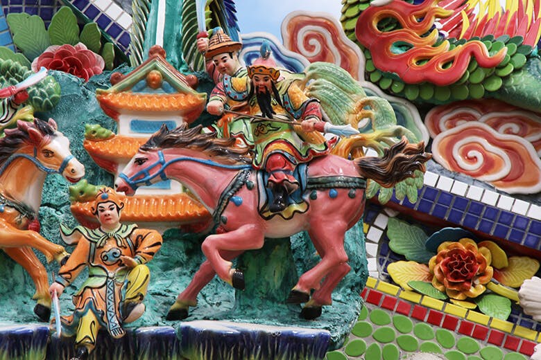 唐人墓(とうじんばか)|鉾を構える人物像