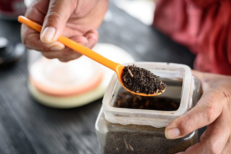 山城紅茶(やましろこうちゃ)|スプーンですくった茶葉