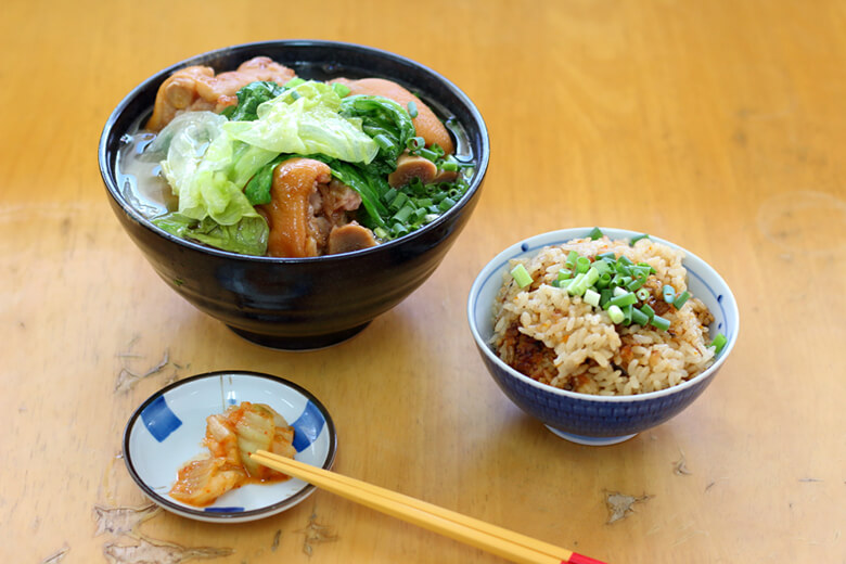 そば屋よしこ|麺が見えなくなるほど大きなてびちが入った「てびちそば(大)」