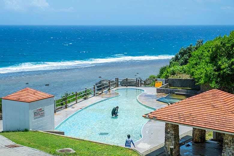 保良泉(ぼらがー)ビーチ|天然湧水を活用して作られたプール