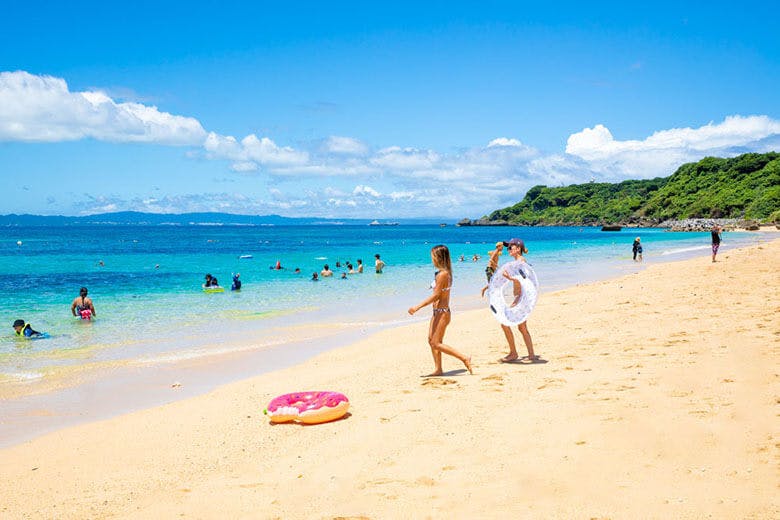 大泊(おおどまり)ビーチ|浮き輪をもった小麦色の女性