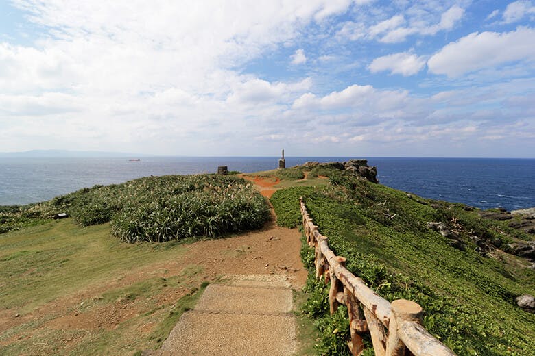 御神崎(おがんざき)|岬の先に広がる水平線と西表島