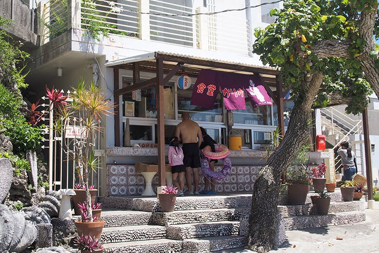 食堂かりか|屋外に面した注文カウンターと