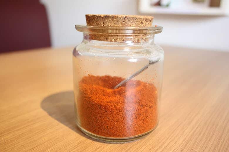 豊見城（とみしろ）タコライス｜コルクで蓋をされた小瓶に入れられた「豊見多幸スパイス」