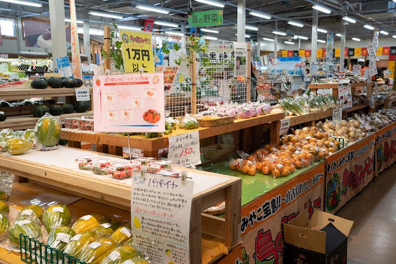 島の駅みやこ|島の野菜や果物が並べられた店舗内観