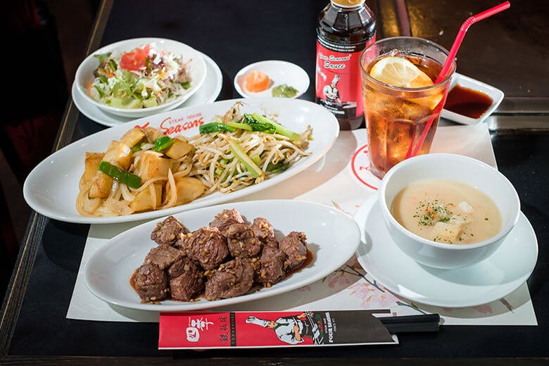 ステーキハウス四季|スープ、サラダ、ドリンク、パンかライスが付いた「特選牛ヒレステーキ」