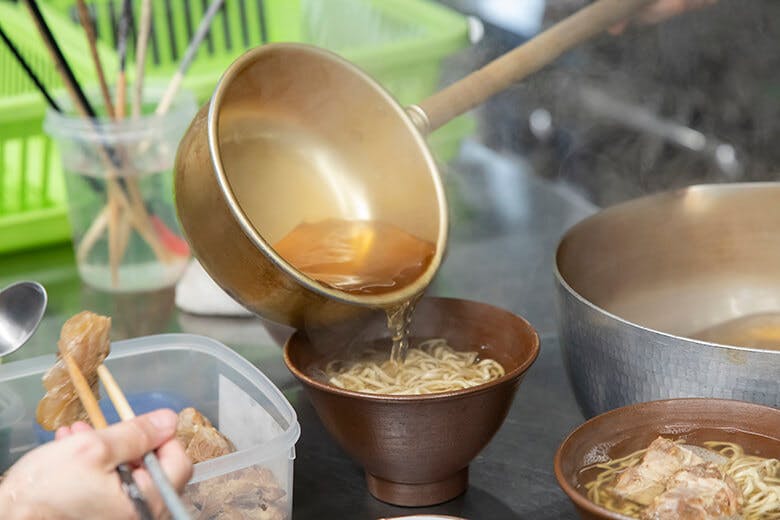 ちょーでーぐぁ|そばにスープを注ぐ