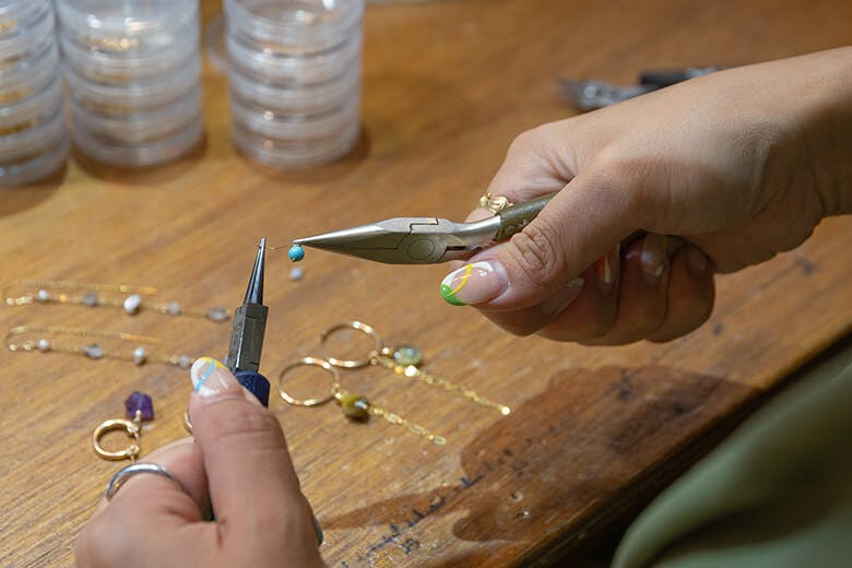 Spicalily（スピカリリー）｜ラジオペンチなど工具を使って手作りする様子