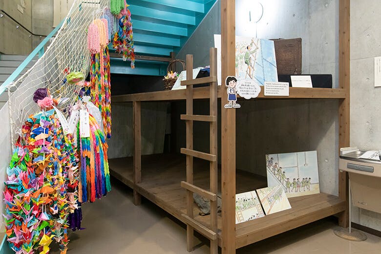 対馬丸記念館｜木製の二段ベッド