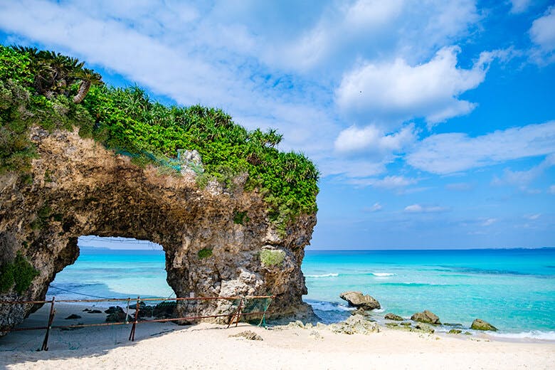 砂山ビーチ|シンボルの岩場と青い水平線が映えるビーチの風景