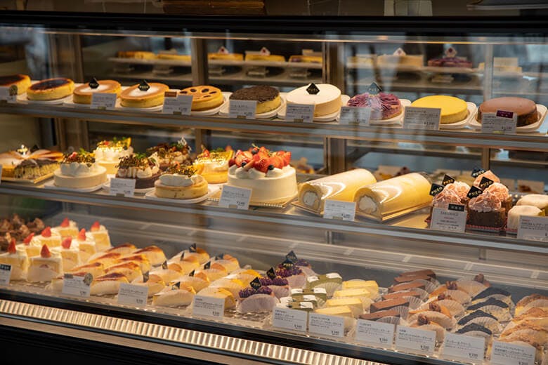 プーゾチーズケーキセラー|様々なケースが並んだショーケース