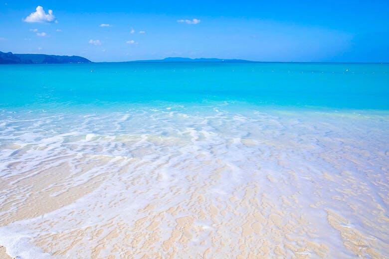 オクマビーチ|青白く輝いているようにも見える波打ち際