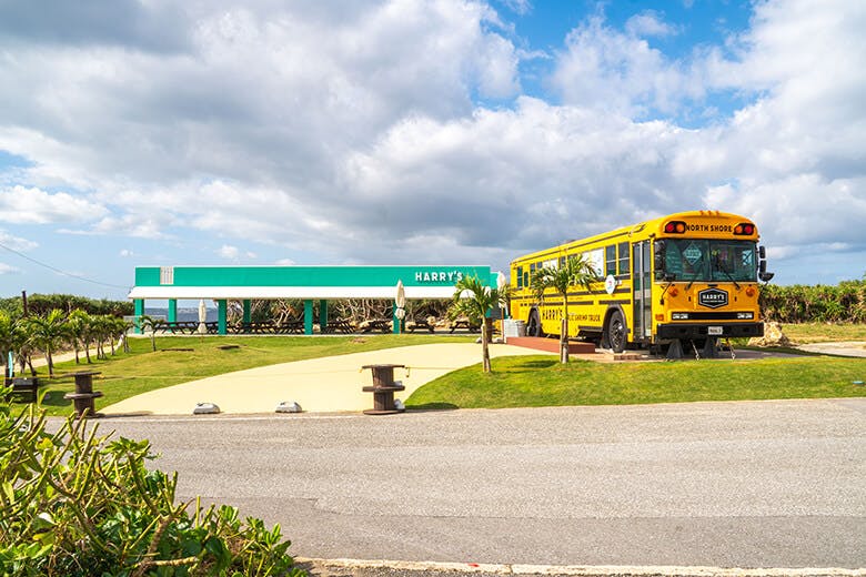 西平安名崎(にしへんなざき)|ガーリックシュリンプを提供している展望台前の「HARRY'S」