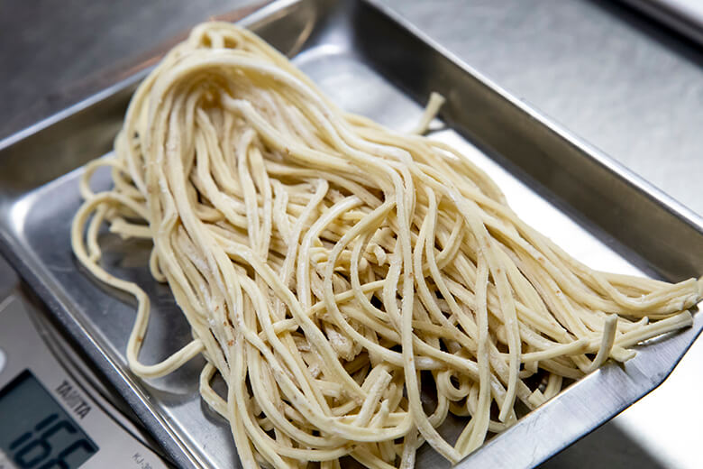 金月(きんちち)そば|自家製生麺「凹凹(ぼこぼこ)太麺」