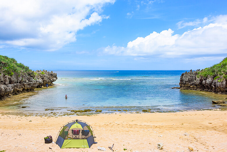 古宇利大橋|ライトグリーンの日よけテントが建てられたトケイ浜