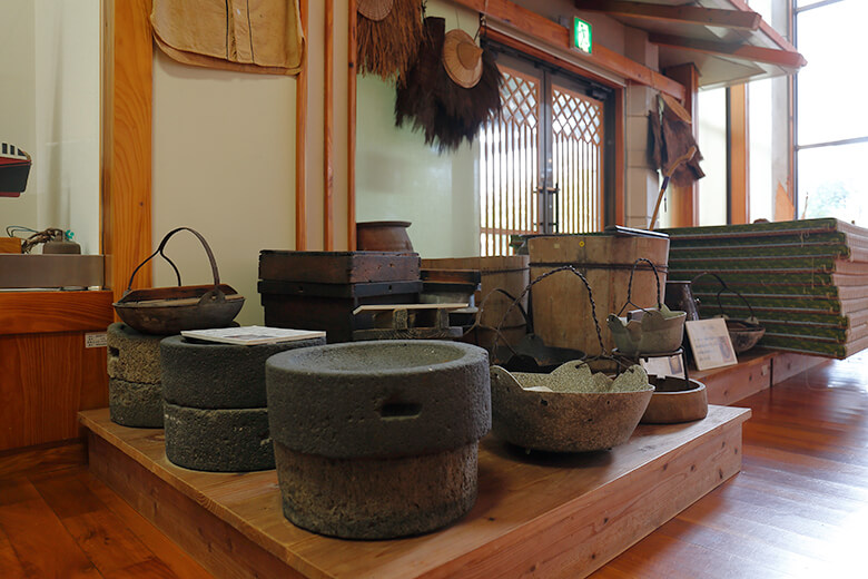 道の駅ゆいゆい国頭｜展示室の展示「昔の調理器具」
